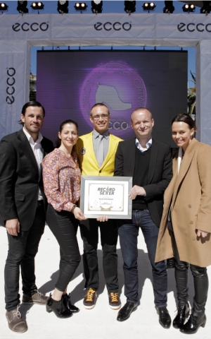 Ecco event: (L-R) Co-host Iain McDonald with Ecco marketing manager Wadia Alkhoury, record setter adjuticator Dave Thompson, Ecco general manager Morten Jensen & host Mia Freedman.